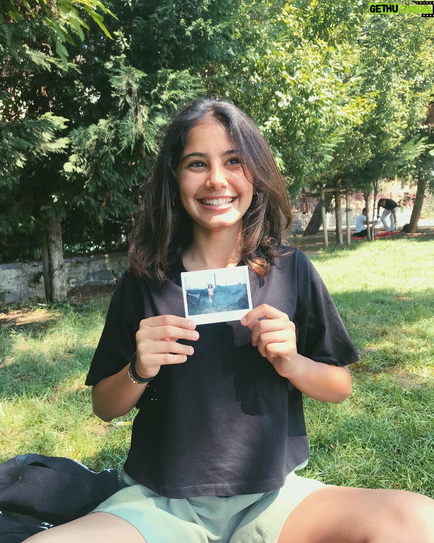 Helin Kandemir Instagram - Her yiğidin polaroid fotoğrafı da farklıdııır🧡