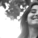Helin Kandemir Instagram – Zorba yasaklarını çekemem bu dünyanın🤍 
10 Mayıs 2022,ofise giriyorum ve ürettikleri hikayeye inanılmaz inanan parıl parıl gözlerle karşılaşıyorum 🌸
Teknik ekibimiz ve hikayenin parçası olan bütün oyuncu arkadaşlarım.. Her birinizin yıldızını, burdan avuçlarımın içi yanana kadar alkışlayacağım,çok yakın..Sizinle gurur duyuyorum ♥️

Ve Burak,canım Burak 
20 hafta boyunca bana bir an bile güvensiz hissettirmeyen oyun alanını ve konforlu partnerliğini benimle paylaştığın için, Yeteneğine,çalışkanlığına,dostluğuna ve bizi bir araya getiren hayata sonsuz teşekkür ederim.

Hayatın seni kapattığı dört duvardan dirseklerinle geri kalktığın,ve Helin’in aksine;kendine “hata yapma”özgürlüğü verdiğin için seninle tam bu yüzden çok gurur duyuyorum Leyla Ertener. Çünkü ikimizde sadece 18 yaşındayız ve bunu arada hatırlayalım olur mu 🌅
Seni,seni “gerçekten” çok seven dostlarına ve aşka emanet ediyorum.❤️‍🩹
 
Hoşçakal Duy beni,varlığına bin teşekkür ederim..🌸 @diziduybeni
