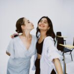 Helin Kandemir Instagram - Yine çenemiz ağrıyana kadar güldüğümüz bi çekim günü,ebet 🤍🕺🤍 📷: @sevgikesenn