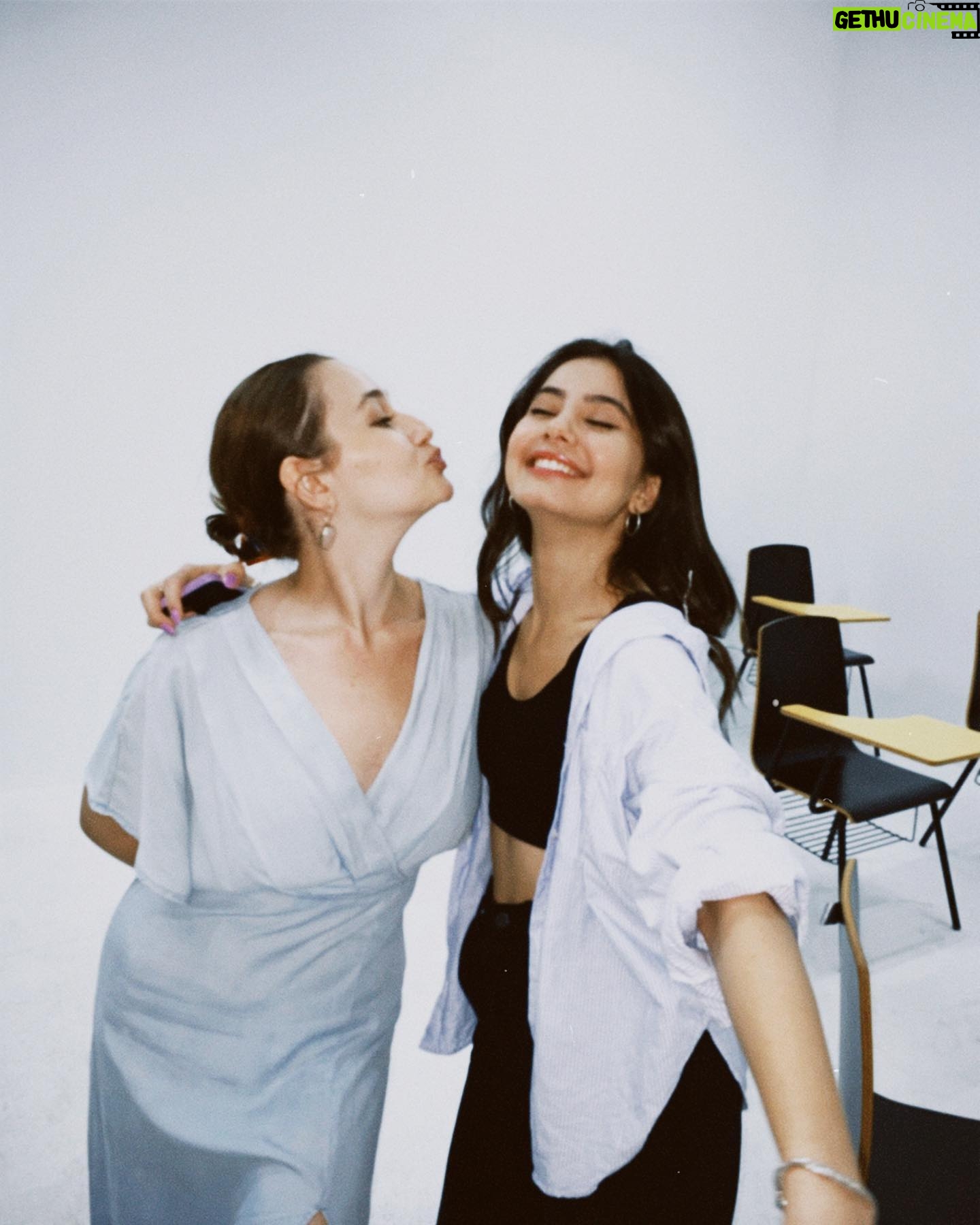 Helin Kandemir Instagram - Yine çenemiz ağrıyana kadar güldüğümüz bi çekim günü,ebet 🤍🕺🤍 📷: @sevgikesenn