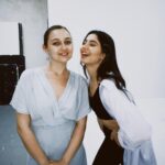 Helin Kandemir Instagram – Yine çenemiz ağrıyana kadar güldüğümüz bi çekim günü,ebet 🤍🕺🤍
📷: @sevgikesenn