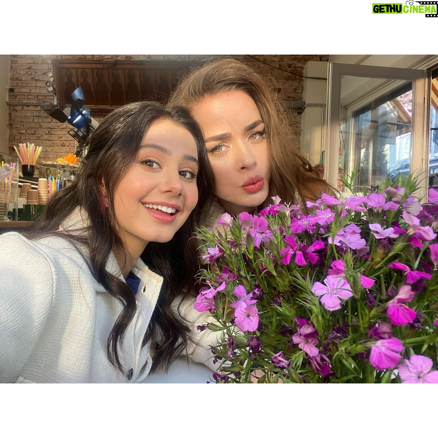 Helin Kandemir Instagram - Bütün ekibim,parıl parıldınız. Şimdi hepinizi anlatırsam ağlayacağım 🥹 Bir kere bile kalbimi incitmediniz,biz kırdıysak bağışlayın..Öpüyorum o saygı ve sevgi dolu kalplerinizden. Her şeye güldüğüme de bakmayın tamam mı duygusalım aslında🥲 Sizi yıldızlar kadar çok seviyorum..⭐️♥️ #privatelesson şimdi @netflixturkiye ‘de yayında! İyi repolar:) 🤘🏽