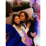 Helin Kandemir Instagram – Bütün ekibim,parıl parıldınız. Şimdi hepinizi anlatırsam ağlayacağım 🥹
Bir kere bile kalbimi incitmediniz,biz kırdıysak bağışlayın..Öpüyorum o saygı ve sevgi dolu kalplerinizden.
Her şeye güldüğüme de bakmayın tamam mı duygusalım aslında🥲
Sizi yıldızlar kadar çok seviyorum..⭐️♥️
#privatelesson şimdi @netflixturkiye ‘de yayında! 
İyi repolar:) 🤘🏽