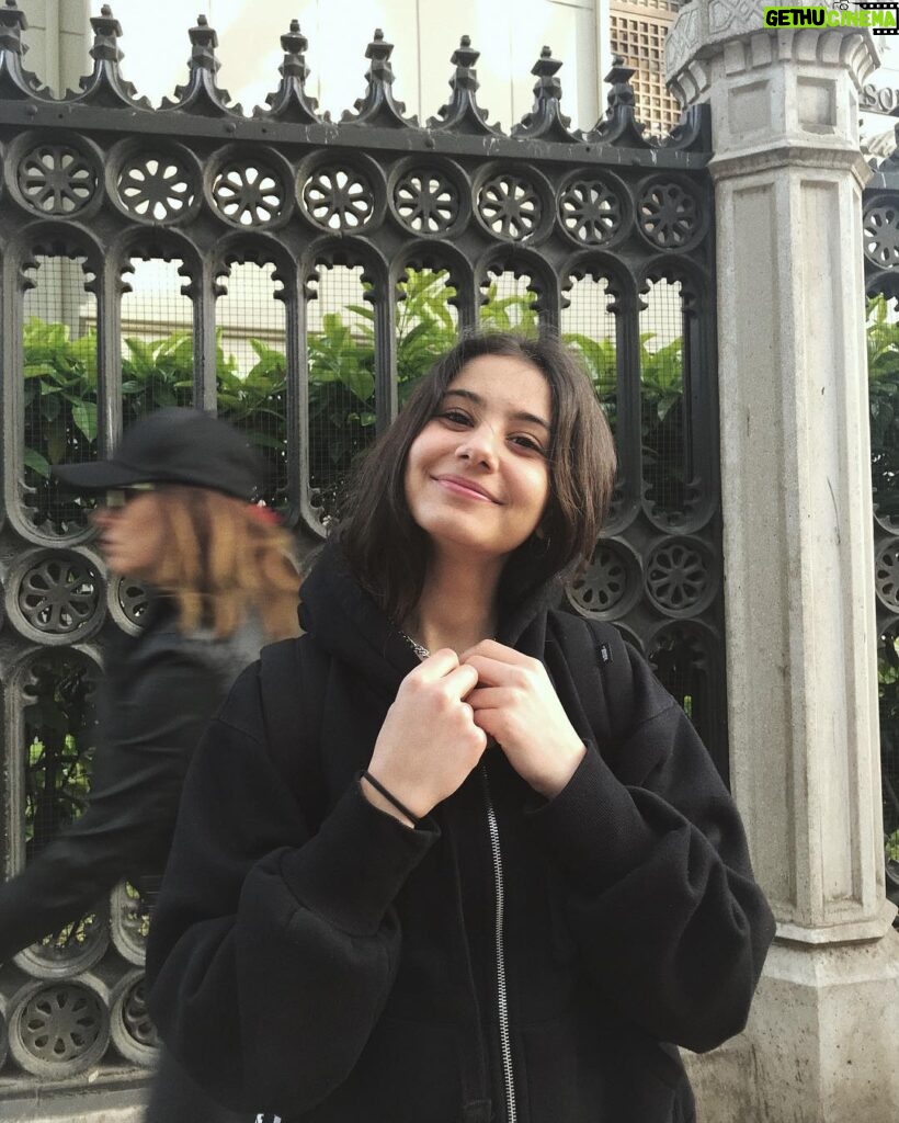 Helin Kandemir Instagram - Yolda yürürken de gülerim