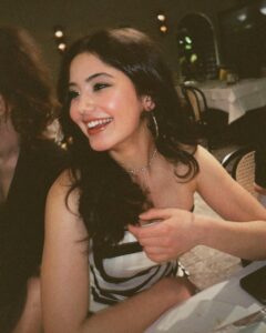 Helin Kandemir Instagram - Bence biz böyle olduğumuz için bahar 🤍✨🕊️