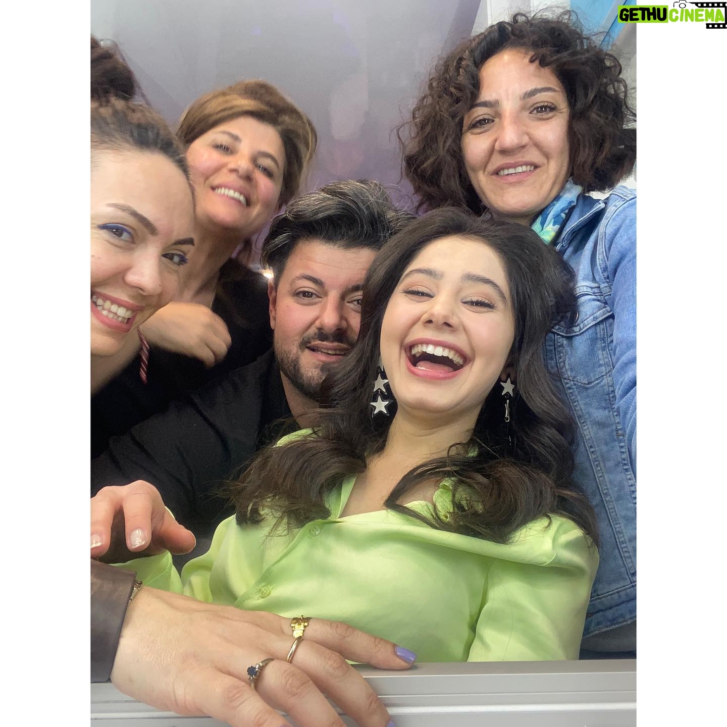 Helin Kandemir Instagram - Bütün ekibim,parıl parıldınız. Şimdi hepinizi anlatırsam ağlayacağım 🥹 Bir kere bile kalbimi incitmediniz,biz kırdıysak bağışlayın..Öpüyorum o saygı ve sevgi dolu kalplerinizden. Her şeye güldüğüme de bakmayın tamam mı duygusalım aslında🥲 Sizi yıldızlar kadar çok seviyorum..⭐️♥️ #privatelesson şimdi @netflixturkiye ‘de yayında! İyi repolar:) 🤘🏽