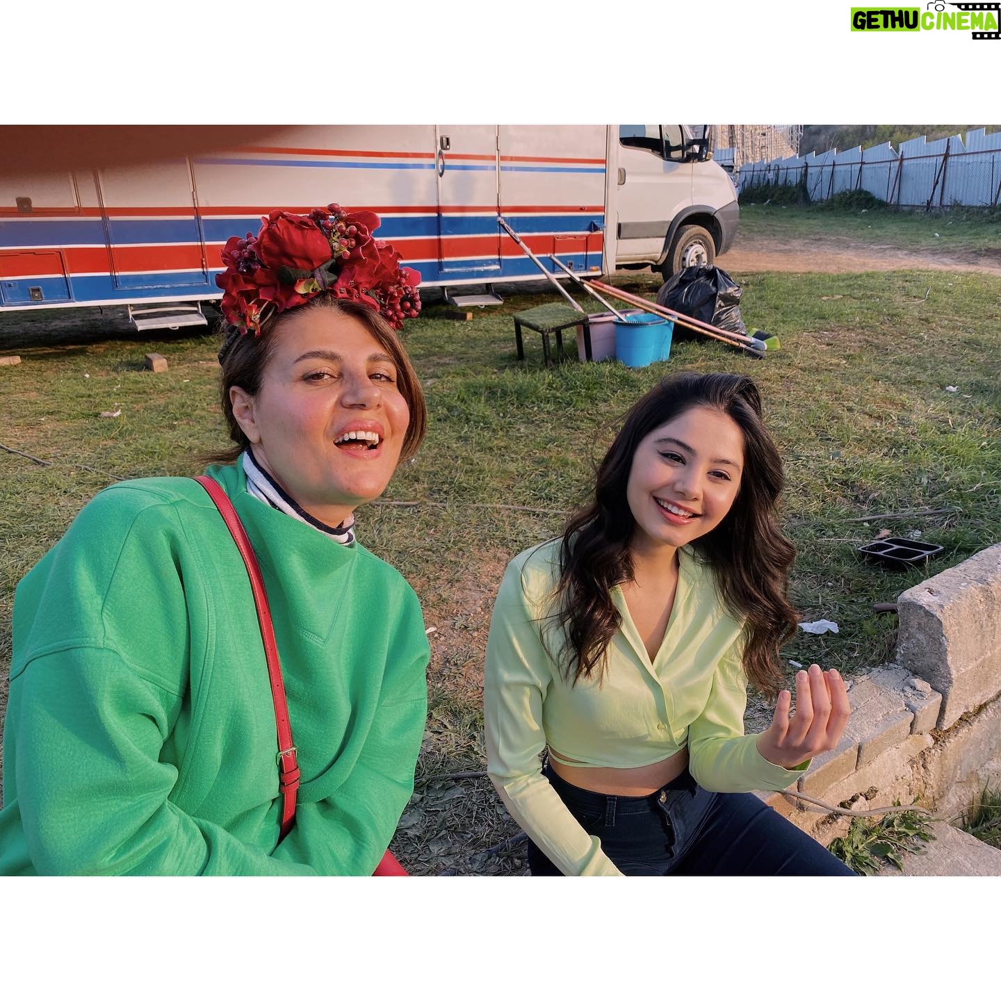 Helin Kandemir Instagram - Bütün ekibim,parıl parıldınız. Şimdi hepinizi anlatırsam ağlayacağım 🥹 Bir kere bile kalbimi incitmediniz,biz kırdıysak bağışlayın..Öpüyorum o saygı ve sevgi dolu kalplerinizden. Her şeye güldüğüme de bakmayın tamam mı duygusalım aslında🥲 Sizi yıldızlar kadar çok seviyorum..⭐️♥️ #privatelesson şimdi @netflixturkiye ‘de yayında! İyi repolar:) 🤘🏽