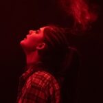 Helin Kandemir Instagram – “Belki sana gittiğiniz tatili hiç unutamadığını, denize bakıp balinaların orada olup olmadığını düşündüğünü tam da bu anda gözüne giren güneşi ve ayağına batan kumları anlatır.
Sonrasında hep o kum taneleri gibi güneşin altında kaldığını, seni hep beklediğini, denize baktığını ve bir gün o sonsuzluktan gelip ona gülümseyeceğini düşündüğünü anlatır.
Senin kızın sonuçta.
Terk ettiğin kızın.
Bilmiyorum,belki.”

-Balina-  sezon boyunca @zorlu_psm Turkcell Platinum Sahnesi’nde!
Biletler @passo ve @tiyatrolar .com’da ‘ 🖤