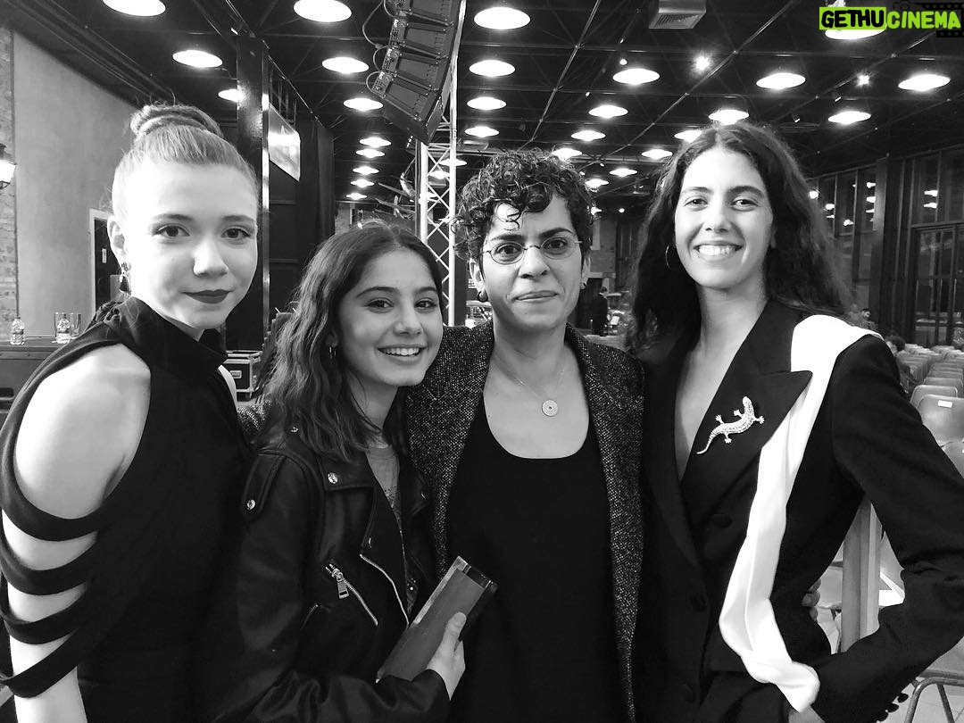 Helin Kandemir Instagram - @istanbulfilmfestivali_ kapsamında En İyi Film, En İyi Yönetmen, En İyi Kadın Oyuncu ve En İyi Müzik ödülleri kızkardeşlerin!! ❤️ Çokça heyecan ve Şükran..İçime çiçek açtıran bir sürü duygu..Teşekkür ederiz! #kızkardeşler @eminalperofficial