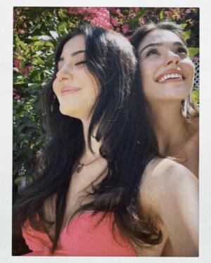 Helin Kandemir Instagram - Saçlarımızda deniz tuzu 🤍🌊🌻🥹💕