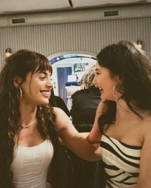 Helin Kandemir Instagram - Bence biz böyle olduğumuz için bahar 🤍✨🕊️