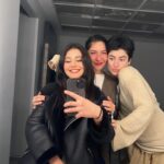 Helin Kandemir Instagram – Gerçekten oldu 🐳🤍
Bütün “ başarabilecek miyim” lerimden buketler yapıp yoluma seren,ve bu şahane derinlikli karakteri elimi sıkı sıkı tutarak bana emanet eden canım İbo’m @ibrahimcicek 
Sana çok ama çok hayranım :’) Sonsuz teşekkür ederim..🤍

Enis,Şebnem,Yağız ve Emine 
Sahnede göz göze olacağımız her an için ne kadar şanslı hissettiğimi anlatacak bir kelimem bile yok defterimde.İyi ki varsınız,çok teşekkür ederim.🤍

Bütün prova süreci boyunca kalpleriyle çalışan ve ellerini omuzlarımızdan hiç çekmeyen canım ekibim,her birinizin emeğinden ve o güzel kalbinden kocaman öpüyorum ..🤍

İyi ki vardın babacım..🤍
Dün seyircilerin arasında o koca güzel gözlerini gördüğüme de yemin edebilirim.🌹

Balina- sezon boyunca @zorlupsm Turkcell platinum sahnesinde!  Bir veda, bencillik, yalnızlık, özlemek, Moby Dick, çok özlemek, utanmak, çok ama çok özlemek…