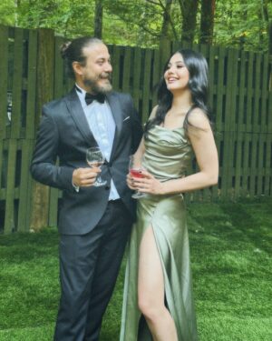 Helin Kandemir Instagram - Bi dans ettik artık her şey tamam 🤍💍
 

Styled by @naimeiisik
