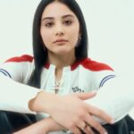 Helin Kandemir Instagram - Yıldızı Parlayanlar · #HelinKandemir Vogue Türkiye’ye 2024 yılı hedeflerini anlatan @_helinkandemir, bu yıl kendine karşı daha hassas davranacağını söylüyor. “Kendimden daha yüksek sevgi ve saygı bekliyorum kendime karşı. Profesyonel hedeflerim arasında piyano ve dil eğitimi var. Ama ben genelde yoluma, yolda yeni duraklar eklemeyi seviyorum. Bundan sonrası için çok heyecanlıyım.” Son dönemde ışıltılarıyla izleyicilerin gözlerini kamaştıran genç oyuncular #VogueTürkiye Aralık-Ocak 2023/24 sayısında. Video: @wmervefatma, @asiktoprak Moda Editörü: @tugcebahcivangil, @cerencetinoglu Yazı: @oykubdur Makyaj: @zeynepdombaycioglu Saç: @yildirimbozuyuk Color: @ozan_okay Sound design: @______emir Moda Editörü Asistanı: @melisyakupoglu Makyaj Asistanı: @suleymannakgul Saç Asistanı: @sedacivek
