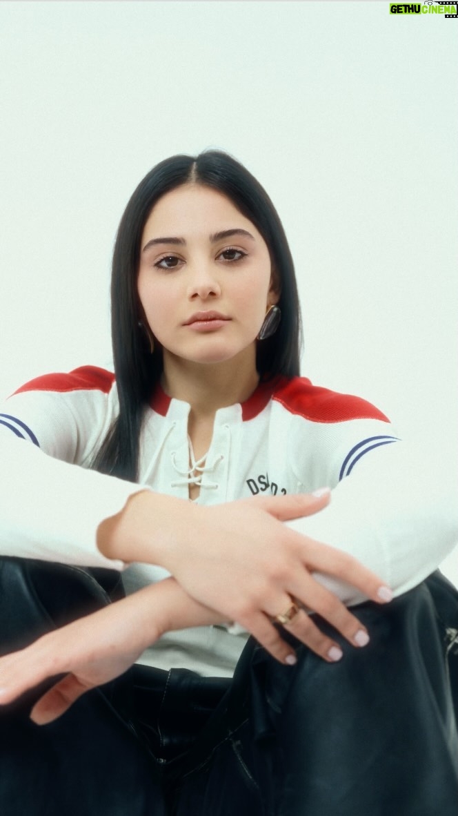 Helin Kandemir Instagram - Yıldızı Parlayanlar · #HelinKandemir Vogue Türkiye’ye 2024 yılı hedeflerini anlatan @_helinkandemir, bu yıl kendine karşı daha hassas davranacağını söylüyor. “Kendimden daha yüksek sevgi ve saygı bekliyorum kendime karşı. Profesyonel hedeflerim arasında piyano ve dil eğitimi var. Ama ben genelde yoluma, yolda yeni duraklar eklemeyi seviyorum. Bundan sonrası için çok heyecanlıyım.” Son dönemde ışıltılarıyla izleyicilerin gözlerini kamaştıran genç oyuncular #VogueTürkiye Aralık-Ocak 2023/24 sayısında. Video: @wmervefatma, @asiktoprak Moda Editörü: @tugcebahcivangil, @cerencetinoglu Yazı: @oykubdur Makyaj: @zeynepdombaycioglu Saç: @yildirimbozuyuk Color: @ozan_okay Sound design: @______emir Moda Editörü Asistanı: @melisyakupoglu Makyaj Asistanı: @suleymannakgul Saç Asistanı: @sedacivek