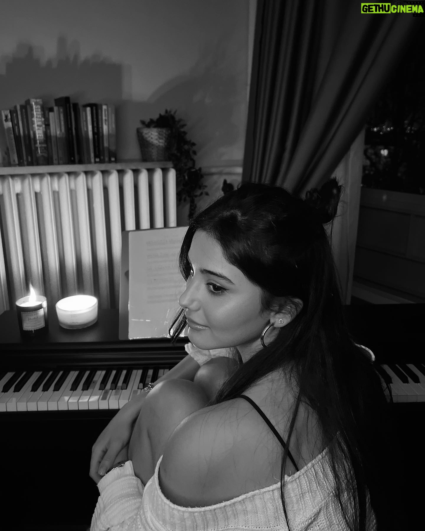 Helin Kandemir Instagram - Hala benimle..🤍 @doremusic #doremusicheryerde #hediye