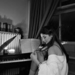 Helin Kandemir Instagram - Hala benimle..🤍 @doremusic #doremusicheryerde #hediye