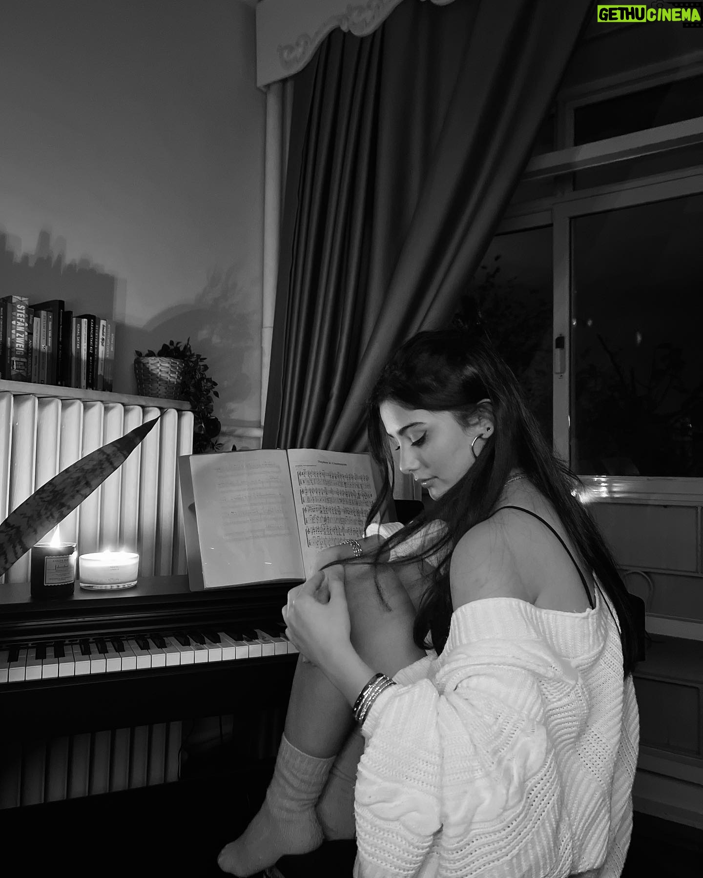 Helin Kandemir Instagram - Hala benimle..🤍 @doremusic #doremusicheryerde #hediye