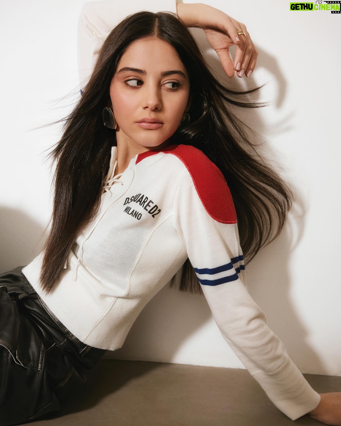 Helin Kandemir Instagram - @vogueturkiye 🖤 Çok teşekkürler!✨ Fotoğraf: @korayparlak Moda Editörü: @tugcebahcivangil, @cerencetinoglu Yazı: @oykubdur Makyaj: @zeynepdombaycioglu Saç: @yildirimbozuyuk Fotoğraf Asistanı: @_okanaltin Moda Editörü Asistanı: @melisyakupoglu Makyaj Asistanı: @suleymannakgul Saç Asistanı: @sedacivek