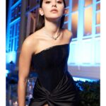 Helin Kandemir Instagram – Ne gece! 🖤 #bihterfilm 

 @amorgaribovic @bulgari ❤️‍🔥
Styled by @ibrahimduman.id 

Photo @nadirozkan 
Make up @pelinpehlivanogluu 
Hair @sabitakkaya @emrekayaci._