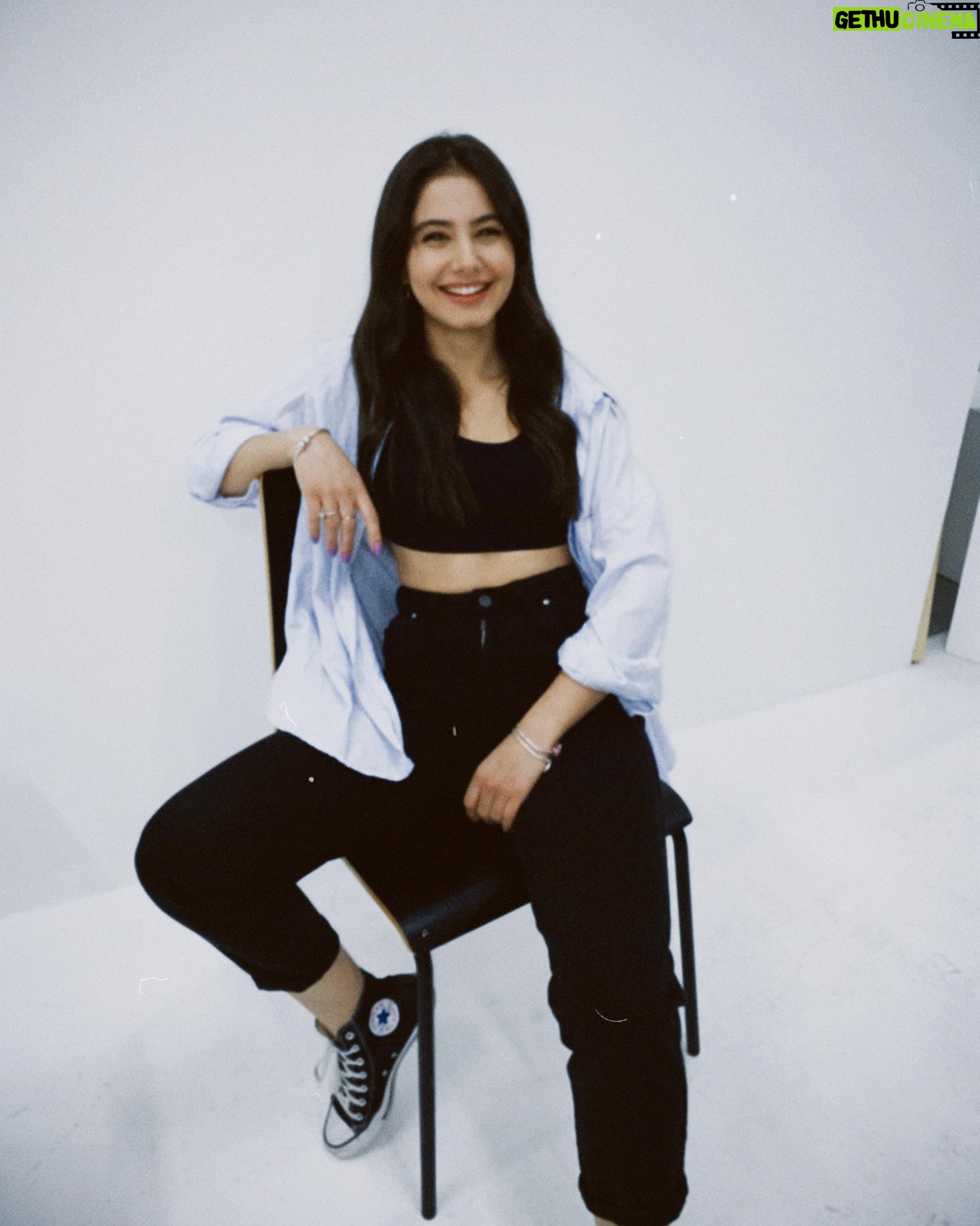 Helin Kandemir Instagram - Yine çenemiz ağrıyana kadar güldüğümüz bi çekim günü,ebet 🤍🕺🤍 📷: @sevgikesenn