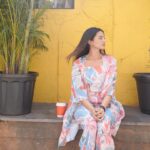 Helly Shah Instagram - Kuch nahi bas dost ki coffee ke sath pose kar rahi hu ☕️✌🏻❤️ Outfit: @ryapperalco styling: @styling.your.soul Brand Pr : @socialpinnaclepr Clicked by : @iam_rajinamdar