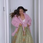 Helly Shah Instagram - Bas bhagte bhagte ready ho gayi 🙃🌝 Lehenga ~ @vaishaliagarwal_ @oakpinionpr Jewellery ~ @rubans.in @oakpinionpr Video inspired by ~ @leishapatidarrr