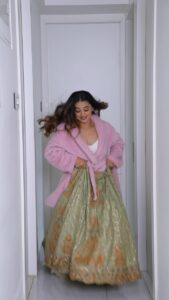 Helly Shah Instagram - Bas bhagte bhagte ready ho gayi 🙃🌝 Lehenga ~ @vaishaliagarwal_ @oakpinionpr Jewellery ~ @rubans.in @oakpinionpr Video inspired by ~ @leishapatidarrr