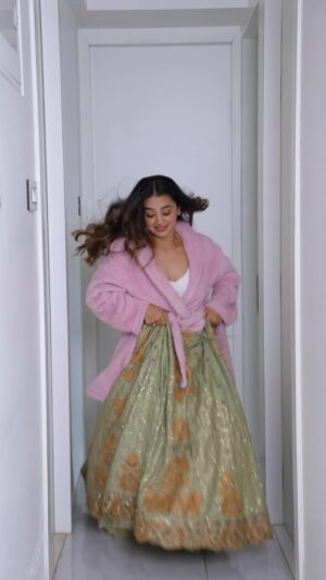 Helly Shah Instagram - Bas bhagte bhagte ready ho gayi 🙃🌝

Lehenga ~ @vaishaliagarwal_ @oakpinionpr 
Jewellery ~ @rubans.in @oakpinionpr

Video inspired by ~ @leishapatidarrr