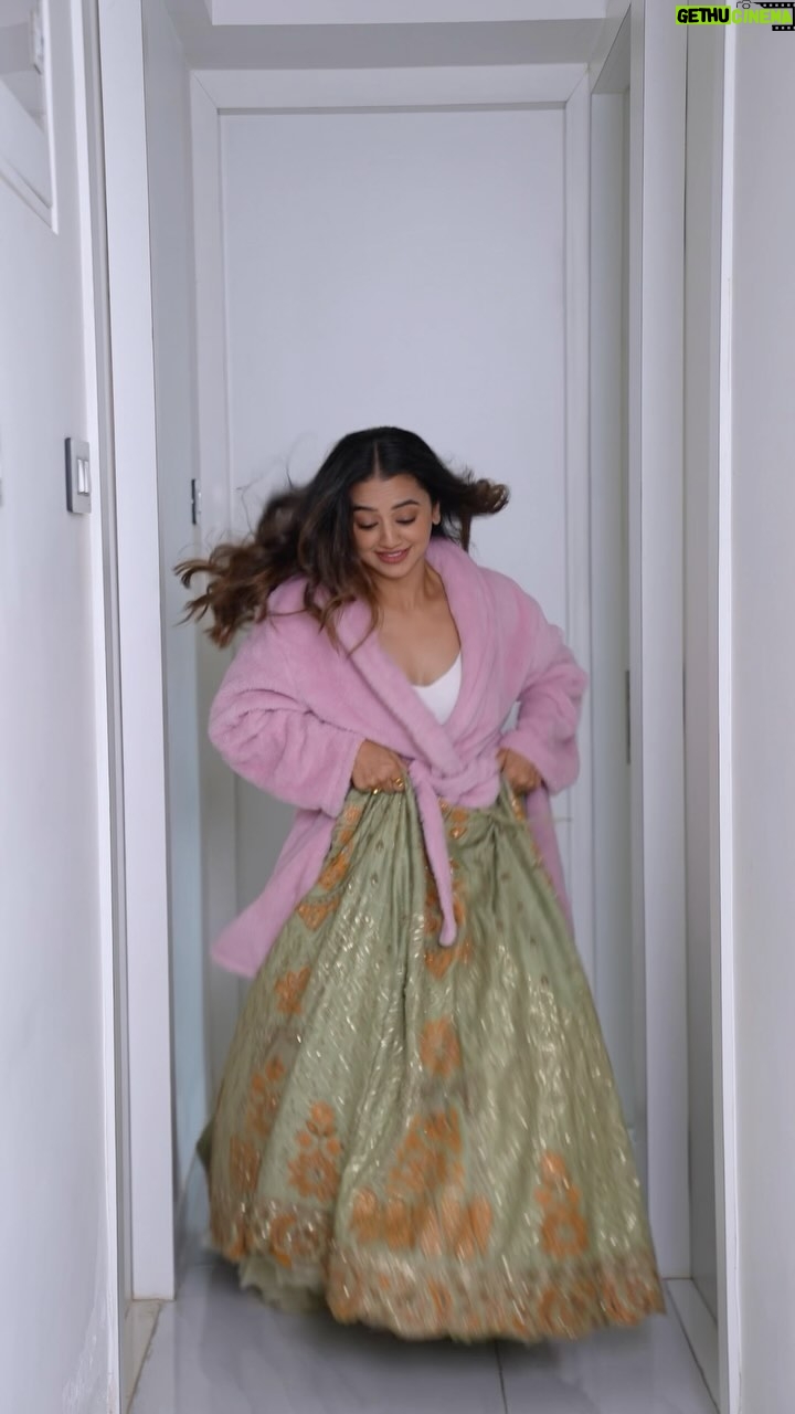 Helly Shah - 491.2K Likes - Bas bhagte bhagte ready ho gayi 🙃🌝
Lehenga ~ @vaishaliagarwal_ @oakpinionpr
Jewellery ~ @rubans.in @oakpinionpr
Video inspired by ~ @leishapatidarrr