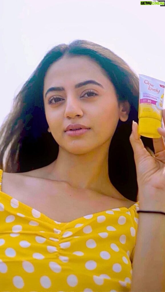 Helly Shah Instagram - #Ad Sunshine on my mind ☀️ Glow and lovely Brightening Sunscreen on my skin! ❤️ for a Brighter & Protected skin with Vitamin C and SPF 30. #BlockUVUnblockBrightness #GlowandLovely #actorlife
