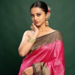 Helly Shah Instagram - Tumhe kaisi lagti hu ?? 🥰