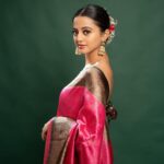 Helly Shah Instagram - Tumhe kaisi lagti hu ?? 🥰