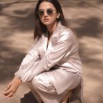 Helly Shah Instagram - Kuch nahi bas heels pehen ke thak gayi thi toh beth ke pose kar liya 🌝 Clicked by : @iam_rajinamdar Outfit: @labelrifatandyesha Styling: @styling.your.soul Brand Pr : @socialpinnaclepr
