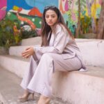 Helly Shah Instagram - Kuch nahi bas heels pehen ke thak gayi thi toh beth ke pose kar liya 🌝 Clicked by : @iam_rajinamdar Outfit: @labelrifatandyesha Styling: @styling.your.soul Brand Pr : @socialpinnaclepr