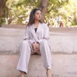 Helly Shah Instagram - Kuch nahi bas heels pehen ke thak gayi thi toh beth ke pose kar liya 🌝 Clicked by : @iam_rajinamdar Outfit: @labelrifatandyesha Styling: @styling.your.soul Brand Pr : @socialpinnaclepr