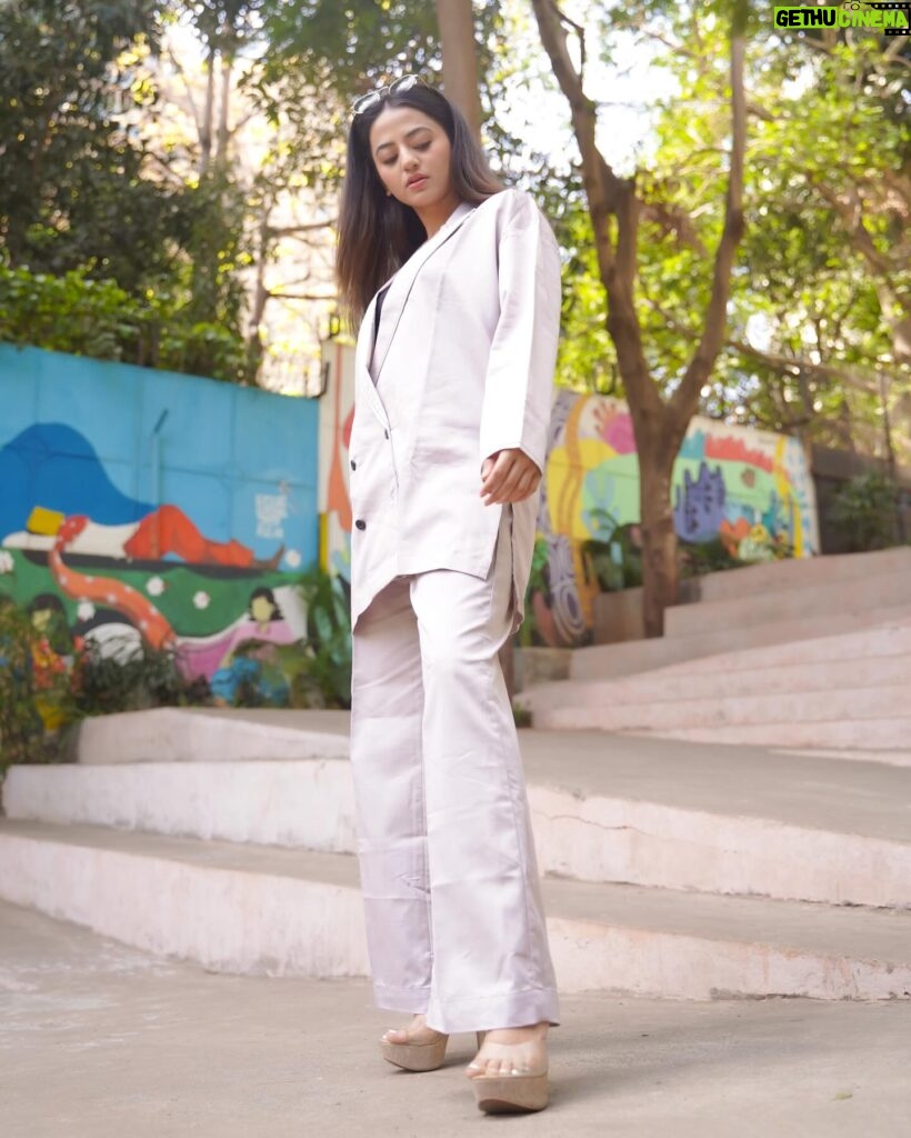 Helly Shah Instagram - Kuch nahi bas heels pehen ke thak gayi thi toh beth ke pose kar liya 🌝 Clicked by : @iam_rajinamdar Outfit: @labelrifatandyesha Styling: @styling.your.soul Brand Pr : @socialpinnaclepr