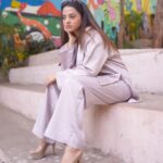 Helly Shah Instagram - Kuch nahi bas heels pehen ke thak gayi thi toh beth ke pose kar liya 🌝 Clicked by : @iam_rajinamdar Outfit: @labelrifatandyesha Styling: @styling.your.soul Brand Pr : @socialpinnaclepr