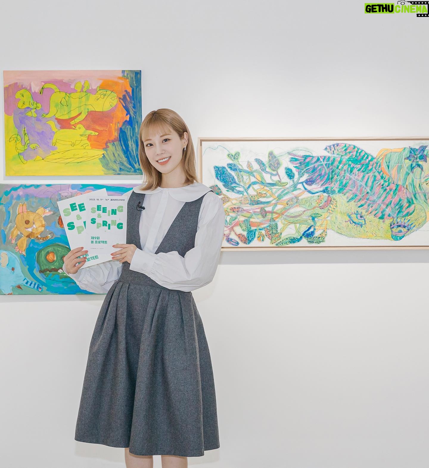 Heo Young-ji Instagram - . 봄 프로젝트 온라인 정기전시회에 다녀왔어요~ 발달장애를 가지고있는 청소년친구들의 가능성을 보고 예술가로 성장하길 바라는 희망을 담아 진행하고 있는 멋진 프로젝트입니다! 전시를 보고 친구들의 마음과 꿈을 느낄 수 있었습니다! 화이팅!! 유튜브에 ‘봄프로젝트’를 검색하시구 많은 관심과 사랑부탁드려요❤️ P.S 순간을 예쁘게 담아주신 작가님 감사합니당👍