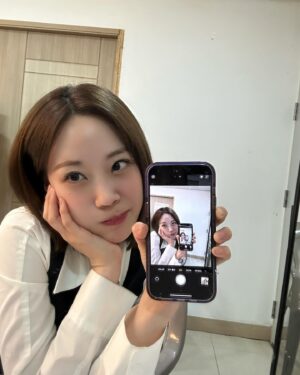 Heo Young-ji Instagram - 채연이와 채리쉬분들의 첫 팬미팅의 순간을 함께해서 행복해용❤️
