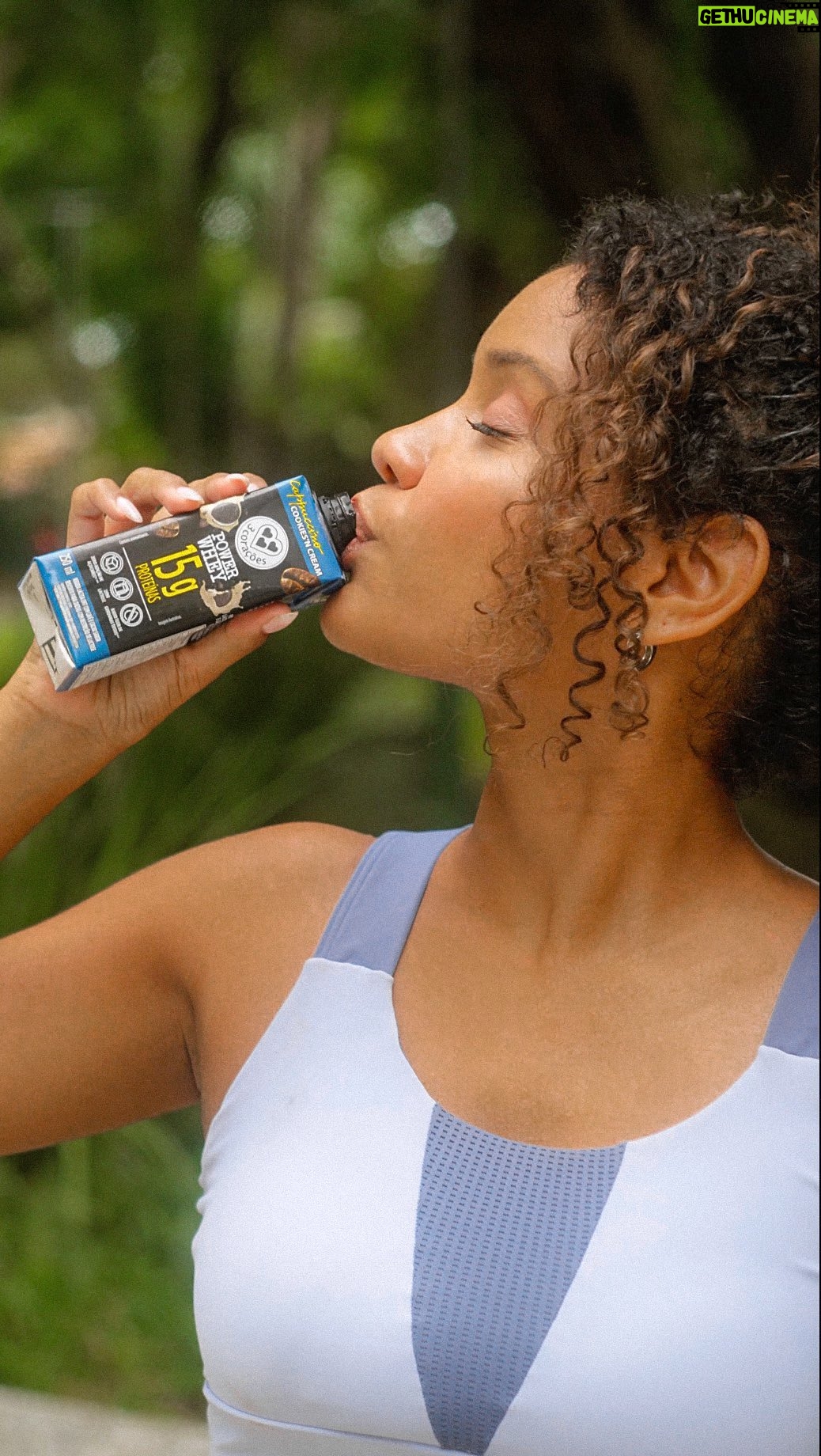 Heslaine Vieira Instagram - Minha paixão pelo café ganhou um novo nível com os Cappuccinos Prontos Power Whey da @3coracoes. 💪🏼✨ Com 15g de proteína, zero lactose, zero adição de açúcares e sabores deliciosos, é a energia que precisamos para ir além! 💥 Quem mais aí está pronto para um combo de sabor e energia? @mercafe #publi