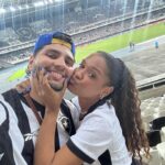 Heslaine Vieira Instagram – No seu aniversário eu agradeço a Deus pela oportunidade de conviver com você todos os dias 
A vida tem mais cor, mais acolhimento, mais risadas, mais leveza. Eu te desejo saúde, sabedoria e boas pessoas do seu lado. Que seu novo ano seja generoso meu amor!
Você é amigo como poucos, um marido noivo como poucos, tem caráter como poucos, é um cúmplice como poucos e eu dei a tremenda sorte de estar caminhando pela vida do seu lado
Estaremos juntos e felizes até quando Deus permitir 
E que seja até os cabelos brancos tomarem conta de nós 
Eu quero mais anos celebrando sua vida e vibrando com suas conquistas 
Amo você 🤍