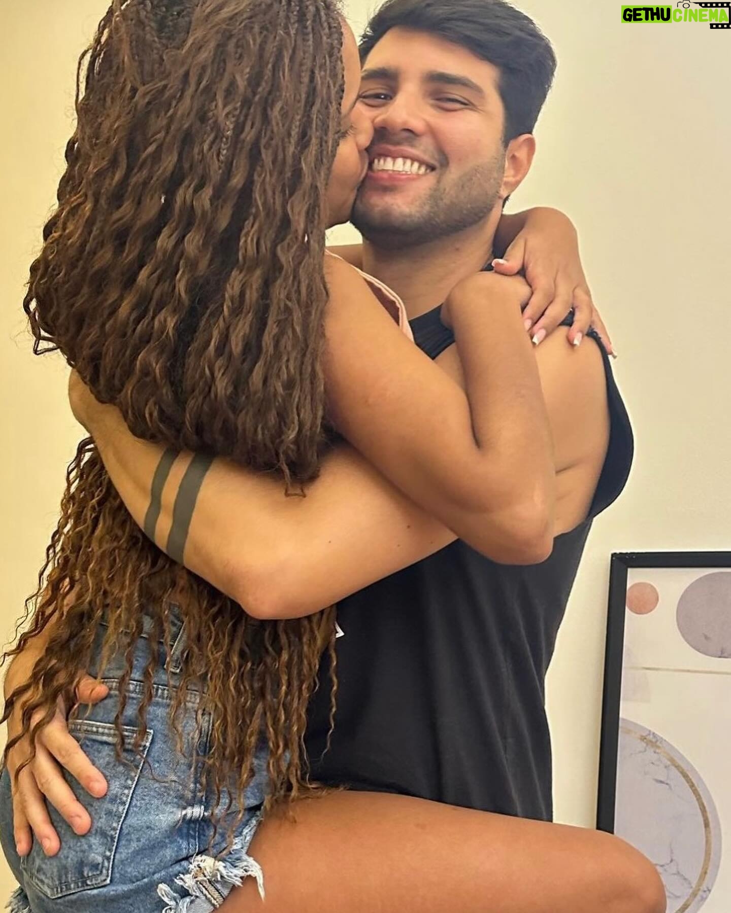 Heslaine Vieira Instagram - No seu aniversário eu agradeço a Deus pela oportunidade de conviver com você todos os dias A vida tem mais cor, mais acolhimento, mais risadas, mais leveza. Eu te desejo saúde, sabedoria e boas pessoas do seu lado. Que seu novo ano seja generoso meu amor! Você é amigo como poucos, um marido noivo como poucos, tem caráter como poucos, é um cúmplice como poucos e eu dei a tremenda sorte de estar caminhando pela vida do seu lado Estaremos juntos e felizes até quando Deus permitir E que seja até os cabelos brancos tomarem conta de nós Eu quero mais anos celebrando sua vida e vibrando com suas conquistas Amo você 🤍