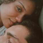 Heslaine Vieira Instagram – No seu aniversário eu agradeço a Deus pela oportunidade de conviver com você todos os dias 
A vida tem mais cor, mais acolhimento, mais risadas, mais leveza. Eu te desejo saúde, sabedoria e boas pessoas do seu lado. Que seu novo ano seja generoso meu amor!
Você é amigo como poucos, um marido noivo como poucos, tem caráter como poucos, é um cúmplice como poucos e eu dei a tremenda sorte de estar caminhando pela vida do seu lado
Estaremos juntos e felizes até quando Deus permitir 
E que seja até os cabelos brancos tomarem conta de nós 
Eu quero mais anos celebrando sua vida e vibrando com suas conquistas 
Amo você 🤍