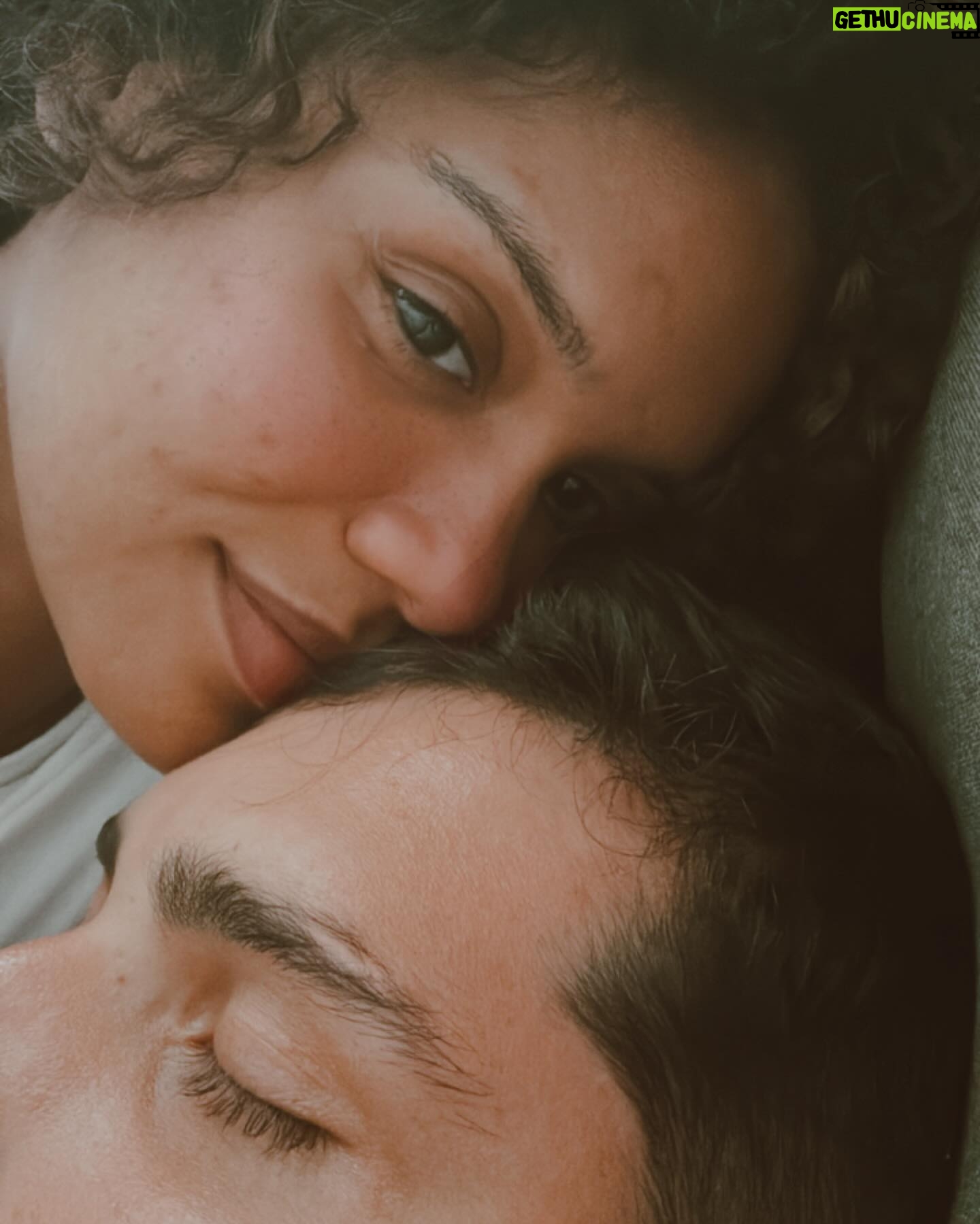 Heslaine Vieira Instagram - No seu aniversário eu agradeço a Deus pela oportunidade de conviver com você todos os dias A vida tem mais cor, mais acolhimento, mais risadas, mais leveza. Eu te desejo saúde, sabedoria e boas pessoas do seu lado. Que seu novo ano seja generoso meu amor! Você é amigo como poucos, um marido noivo como poucos, tem caráter como poucos, é um cúmplice como poucos e eu dei a tremenda sorte de estar caminhando pela vida do seu lado Estaremos juntos e felizes até quando Deus permitir E que seja até os cabelos brancos tomarem conta de nós Eu quero mais anos celebrando sua vida e vibrando com suas conquistas Amo você 🤍