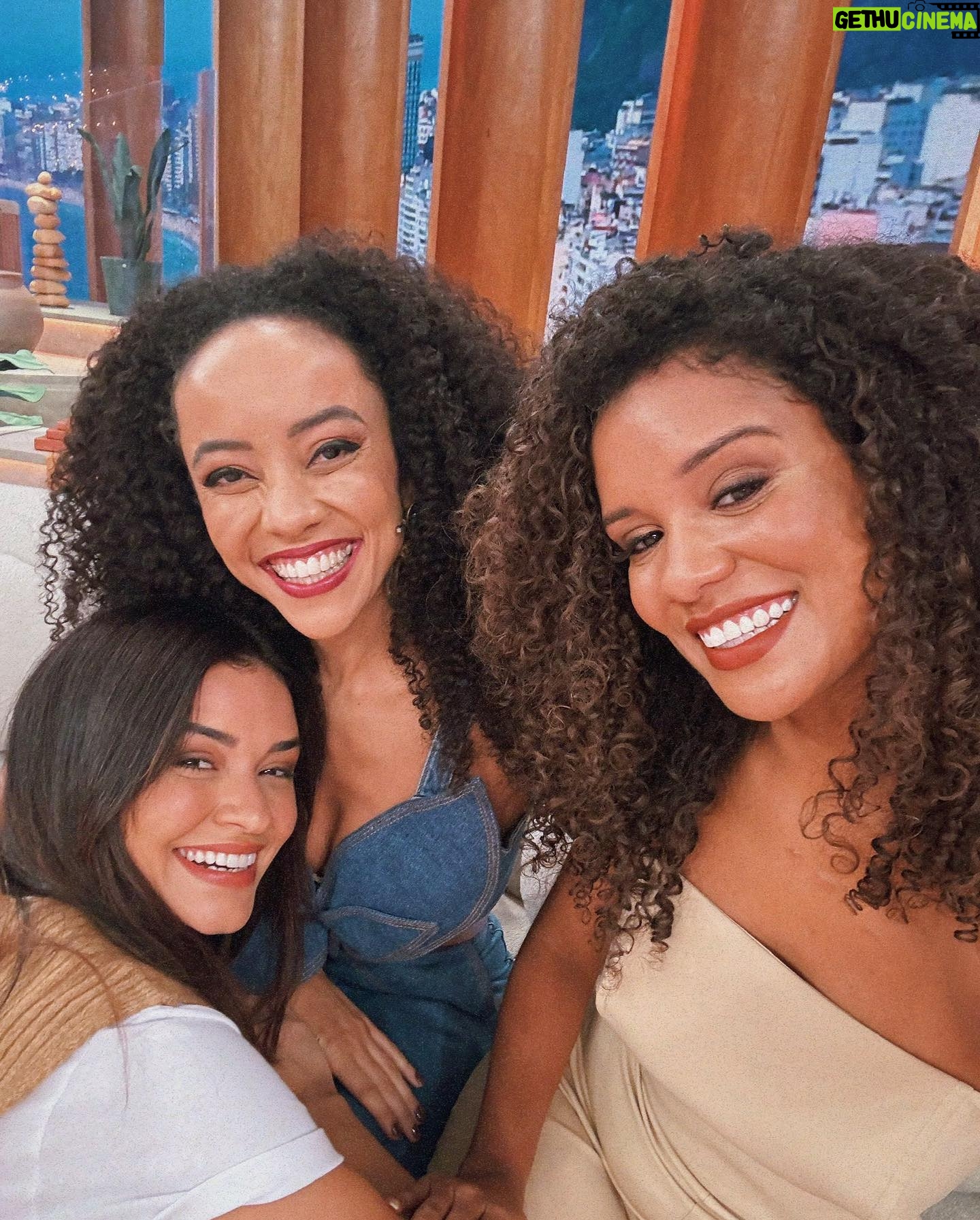 Heslaine Vieira Instagram - Encontro hoje de manhã foi maravilhoso 🤍✨ Obrigada pela @patriciapoeta por nos receber tão bem @val.assim que alegria sentar lado a lado com você Falamos do último capítulo da nossa novela amada e da estreia de As Five hoje às 18h no @globoplay 😍 Tudo é mais gostoso quanto tô com você amiga @talitayounann ! Feliz de termos feito juntinhas mais um trabalho lindo! ♥️ Stylist @patriciabastosconsultoria @intibrand #fuzuê #asfive