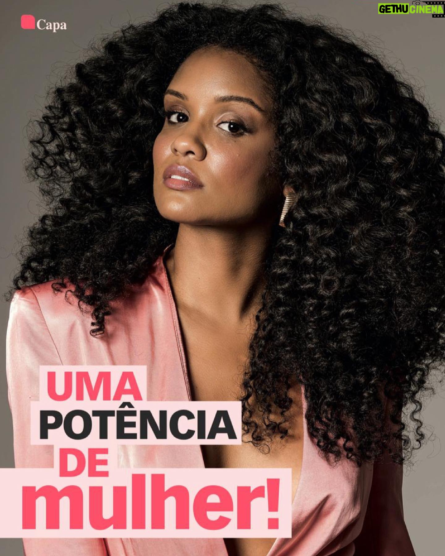 Heslaine Vieira Instagram - Radiante por estar na capa da @revistaanamaria 💖 Em uma entrevista super legal, contei minhas vivências e as transformações que a Soraya trouxe para minha jornada. ✨ Obrigada a @karlaprecioso pelo carinho ♡ Créditos: Fotos: Vinícius Mochizuki Assistência de fotografia: Rodrigo Rodrigues e Josias Vieira Stylist: Patrícia Bastos Beleza: Titto Vidal Cabelo: Paula Cris