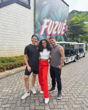 Heslaine Vieira Instagram - Soraya
Você era tudo que eu queria e precisava nesse momento da minha vida. Como eu pude me divertir enquanto atriz
Quantas pessoas maravilhosas eu conheci 
Quantas aventuras nós vivemos juntas
E que grandes desafios passamos 
Foi divertido conviver com você 

Nesse álbum falta tanta gente que eu tenho admiração e que foram importantes pra Soraya e pra Heslaine
Mas aqui fica minha gratidão a todos que ajudaram a contar essa história 
Um abraço apertado meu ✨♥️ 

Vamosss de férias bbs

Nosso grande time OBRIGADA 🙏🏾 
@gustavoreiz @lucianepreis @_joaobrandaoo @michelcarvalhos @juperes @recorrea @ze_dassilva @ricardolinharesreal 

@fabriciomamberti @adrianomelo1 @cadufranca @nribas @sabernardo @hermetrica @fernandonipper @de.costa @taynatanaka @gabriel.tolstoy @joaostefanello 

@fridarichterr @daniciminelli @borachico @dwierman 

@flaviaazevedopereira @julianamendesmakeup @guga.rebelo @renatinhasmoreira @andrehorta21