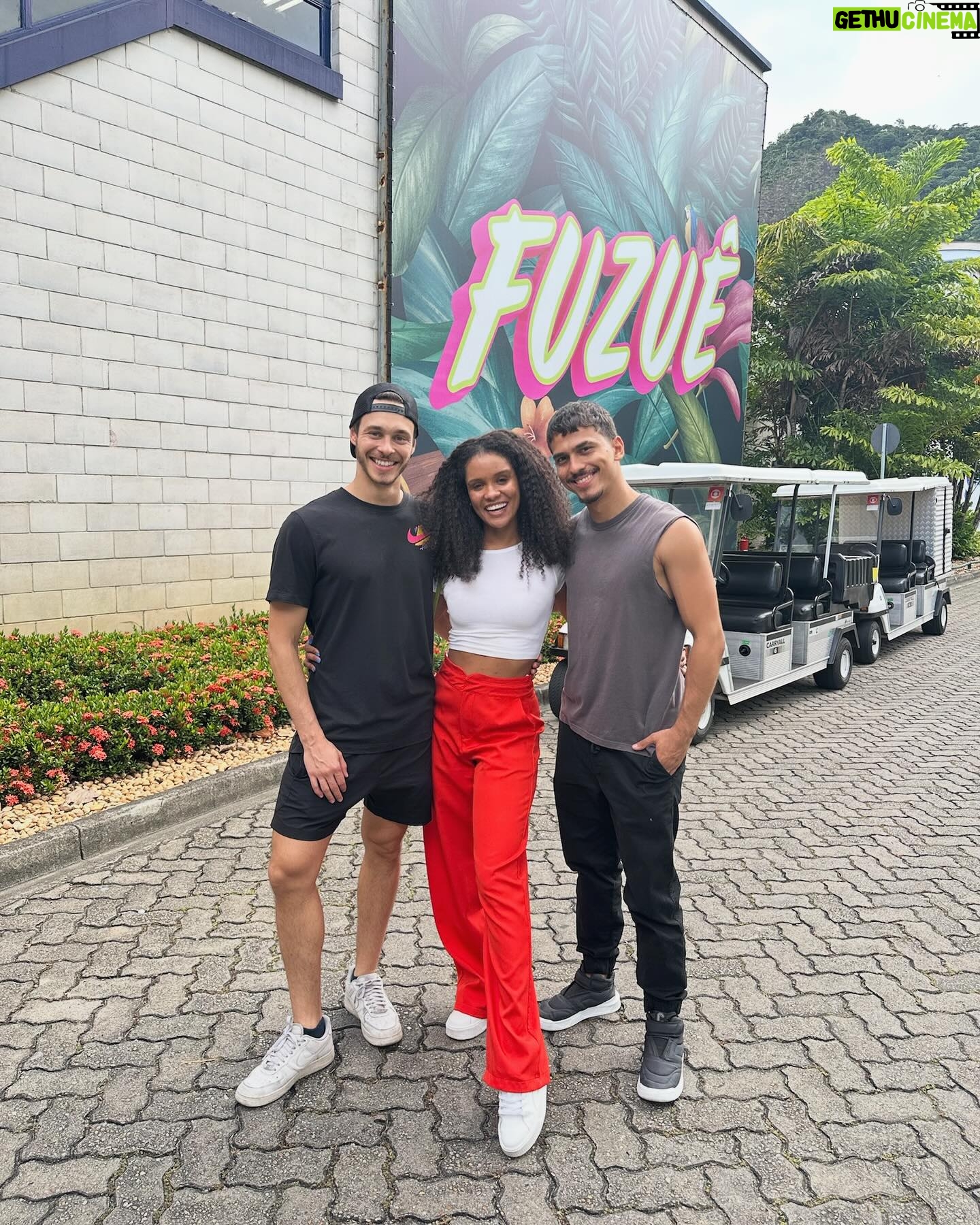 Heslaine Vieira - 9.4K Likes - Soraya
Você era tudo que eu queria e precisava nesse momento da minha vida. Como eu pude me divertir enquanto atriz
Quantas pessoas maravilhosas eu conheci
Quantas aventuras nós vivemos juntas
E que grandes desafios passamos
Foi divertido conviver com você
Nesse álbum falta tanta gente que eu tenho admiração e que foram importantes pra Soraya e pra Heslaine
Mas aqui fica minha gratidão a todos que ajudaram a contar essa história
Um abraço apertado meu ✨♥️
Vamosss de férias bbs
Nosso grande time OBRIGADA 🙏🏾
@gustavoreiz @lucianepreis @_joaobrandaoo @michelcarvalhos @juperes @recorrea @ze_dassilva @ricardolinharesreal
@fabriciomamberti @adrianomelo1 @cadufranca @nribas @sabernardo @hermetrica @fernandonipper @de.costa @taynatanaka @gabriel.tolstoy @joaostefanello
@fridarichterr @daniciminelli @borachico @dwierman
@flaviaazevedopereira @julianamendesmakeup @guga.rebelo @renatinhasmoreira @andrehorta21
