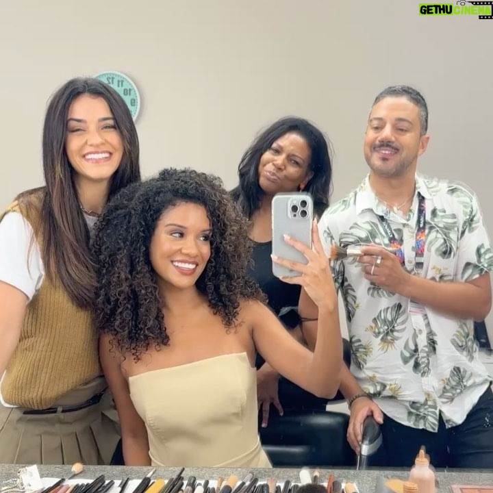Heslaine Vieira Instagram - Encontro hoje de manhã foi maravilhoso 🤍✨ Obrigada pela @patriciapoeta por nos receber tão bem @val.assim que alegria sentar lado a lado com você Falamos do último capítulo da nossa novela amada e da estreia de As Five hoje às 18h no @globoplay 😍 Tudo é mais gostoso quanto tô com você amiga @talitayounann ! Feliz de termos feito juntinhas mais um trabalho lindo! ♥️ Stylist @patriciabastosconsultoria @intibrand #fuzuê #asfive